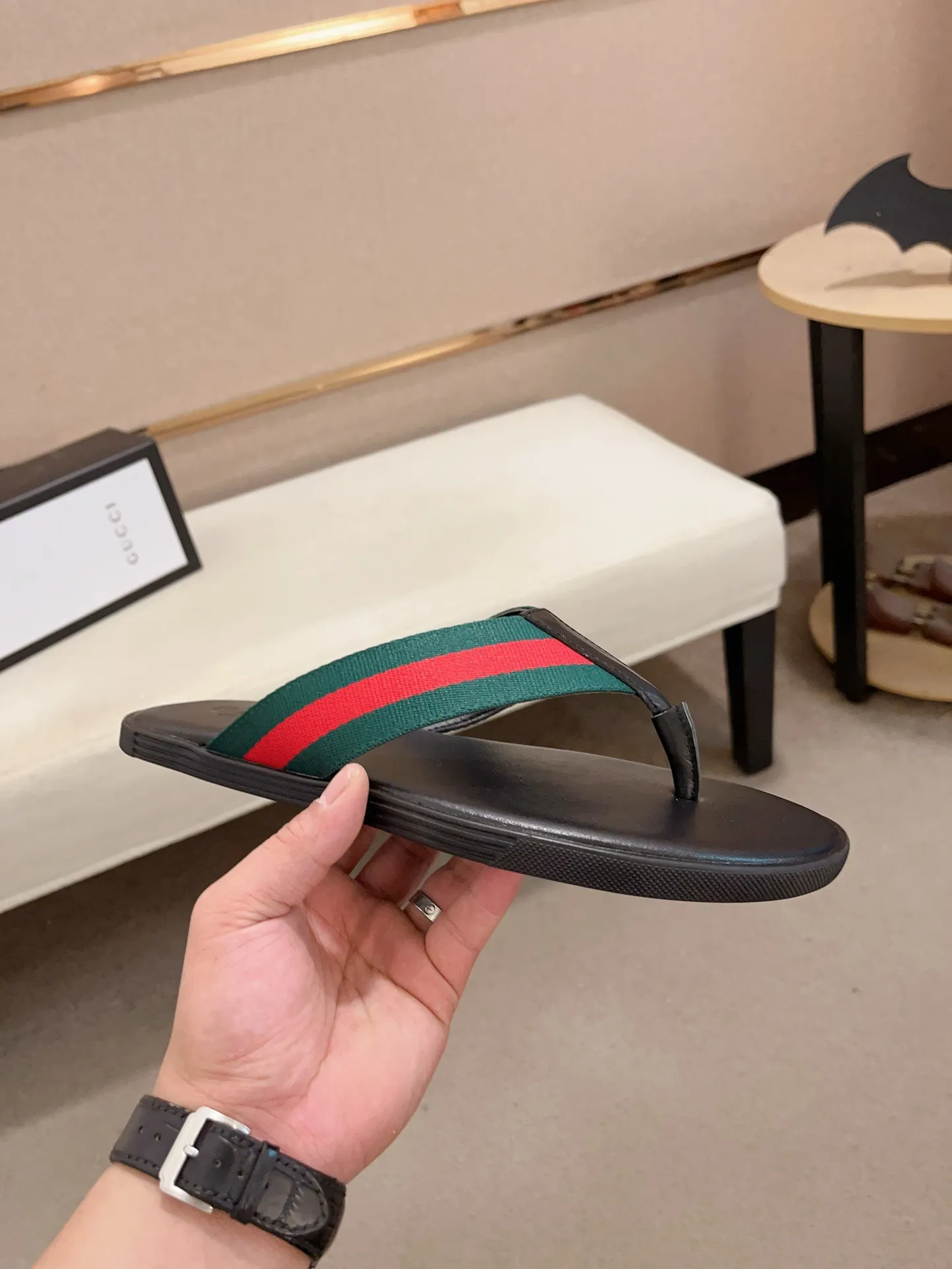 Men's shoes 💰: 240💰 [gucci Gucci slippers] High-end men's shoes brand official website 1:1 latest masterpiece: original mold customization, the fabric is made of imported original materials, upgraded outsole, lighter and non-slip. The market's top quality, simple yet tasteful, a must-have for fashionistas, fashionable at your feet, full of confidence, the same style at the counter 👍The season of summer slippers is here. Code: 38-45
